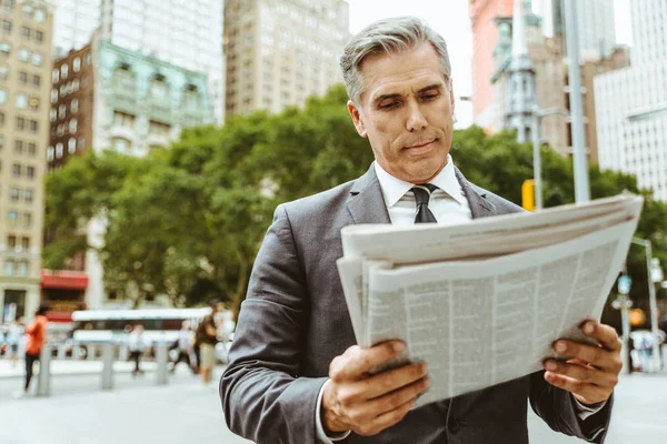 Gerente Corporativo Senior Con Traje Elegante Aire Libre Empresario Nueva — Foto de Stock