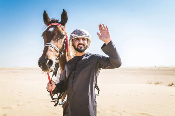 Közel Keleti Jóképű Férfi Tipikus Emírségek Ruha Arab Lovaglási Lehetőség — Stock Fotó