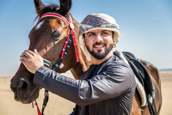 Mellanöstern Stilig Man Med Typiska Emirates Klänning Rider Arabiska Häst — Stockfoto