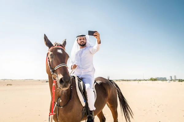 Bonito Homem Oriente Médio Com Vestido Típico Emirados Montando Cavalo — Fotografia de Stock