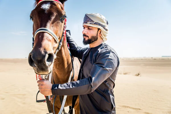 Moyen Orient Bel Homme Avec Robe Émirats Typiques Chevauchant Cheval — Photo