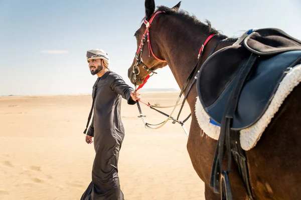 Moyen Orient Bel Homme Avec Robe Émirats Typiques Chevauchant Cheval — Photo