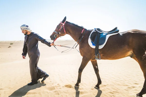 Bonito Homem Oriente Médio Com Vestido Típico Emirados Montando Cavalo — Fotografia de Stock