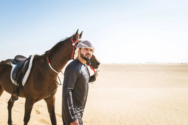 Moyen Orient Bel Homme Avec Robe Émirats Typiques Chevauchant Cheval — Photo