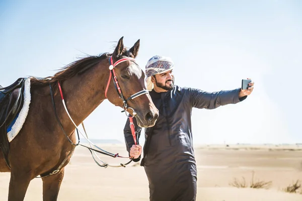 Moyen Orient Bel Homme Avec Robe Émirats Typiques Chevauchant Cheval — Photo