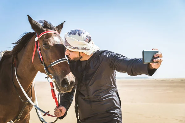 Moyen Orient Bel Homme Avec Robe Émirats Typiques Chevauchant Cheval — Photo