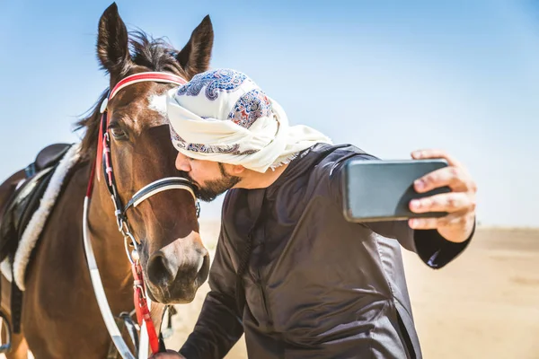 Moyen Orient Bel Homme Avec Robe Émirats Typiques Chevauchant Cheval — Photo