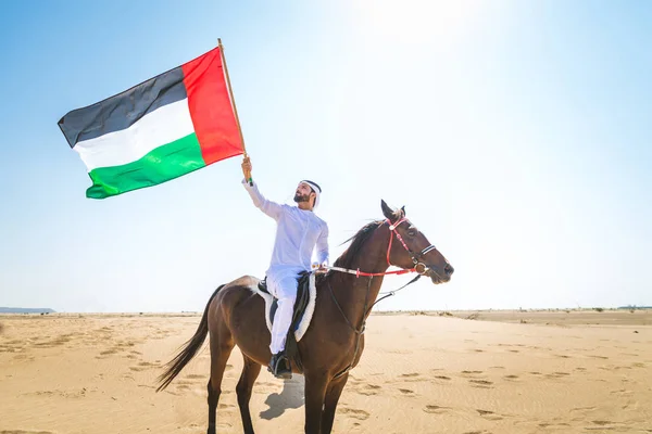 Středního Východu Pohledný Muž Typickými Emiráty Šaty Arabské Koni Dubajské — Stock fotografie