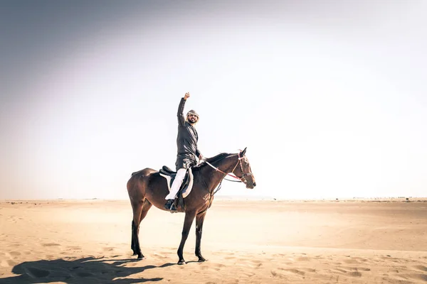 두바이 사막에서 전형적인 에미레이트 드레스와 잘생긴 — 스톡 사진