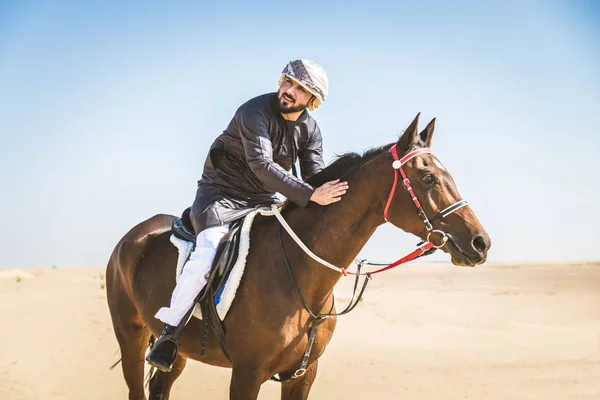 Moyen Orient Bel Homme Avec Robe Émirats Typiques Chevauchant Cheval — Photo