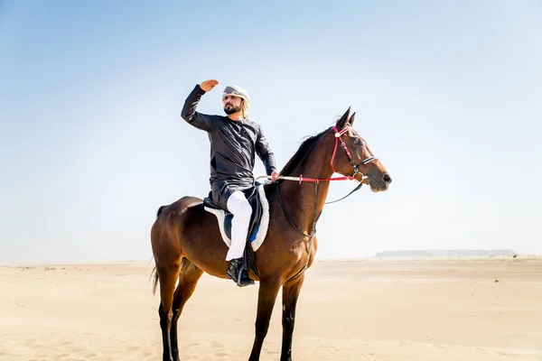 Moyen Orient Bel Homme Avec Robe Émirats Typiques Chevauchant Cheval — Photo