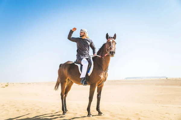 Moyen Orient Bel Homme Avec Robe Émirats Typiques Chevauchant Cheval — Photo