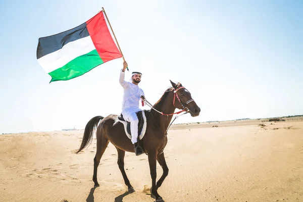 Yakışıklı Adamla Orta Doğu Dubai Çölünde Arapça Bir Binicilik Tipik — Stok fotoğraf