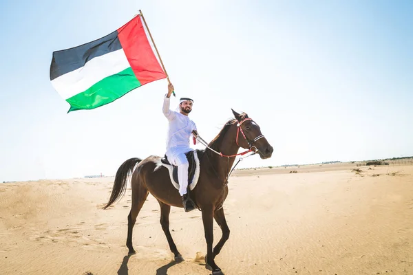 Midden Oosten Knappe Man Met Typische Emiraten Jurk Berijden Van — Stockfoto