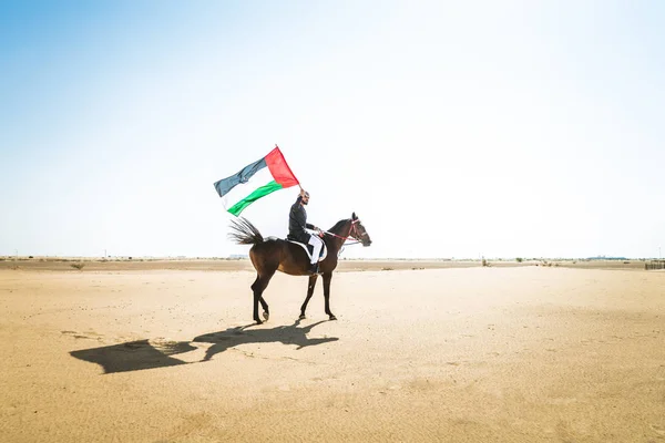 Středního Východu Pohledný Muž Typickými Emiráty Šaty Arabské Koni Dubajské — Stock fotografie