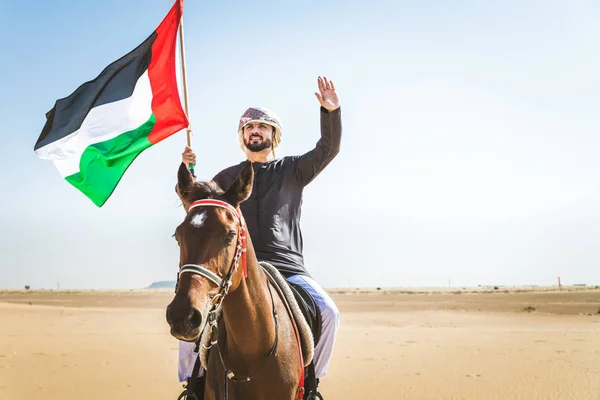 Средневосточный Красивый Мужчина Типичным Эмиратским Платьем Верхом Арабской Лошади Пустыне — стоковое фото