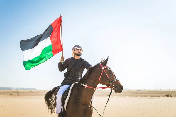 Midden Oosten Knappe Man Met Typische Emiraten Jurk Berijden Van — Stockfoto