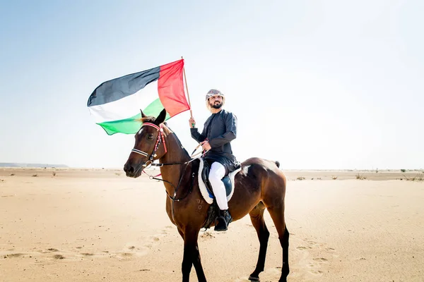 Bonito Homem Oriente Médio Com Vestido Típico Emirados Montando Cavalo — Fotografia de Stock