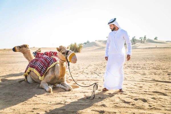 Bonito Homem Oriente Médio Com Kandura Gatra Montando Camelo Deserto — Fotografia de Stock