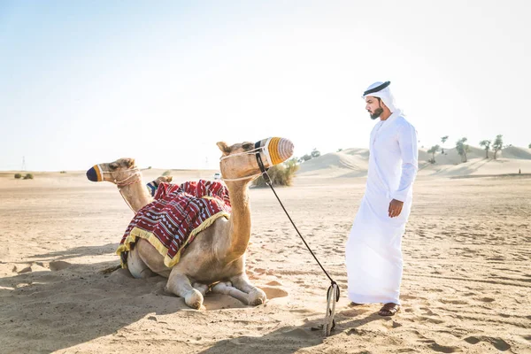 Bonito Homem Oriente Médio Com Kandura Gatra Montando Camelo Deserto — Fotografia de Stock