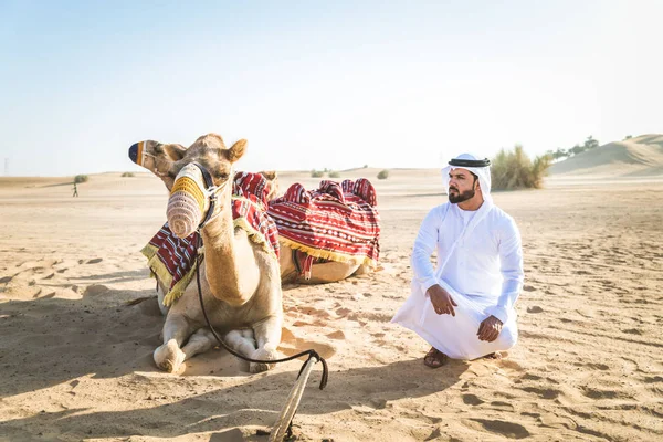 Bonito Homem Oriente Médio Com Kandura Gatra Montando Camelo Deserto — Fotografia de Stock