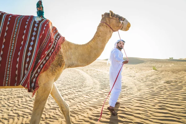 Bell Uomo Mediorientale Con Kandura Gatra Che Cavalca Cammello Nel — Foto Stock