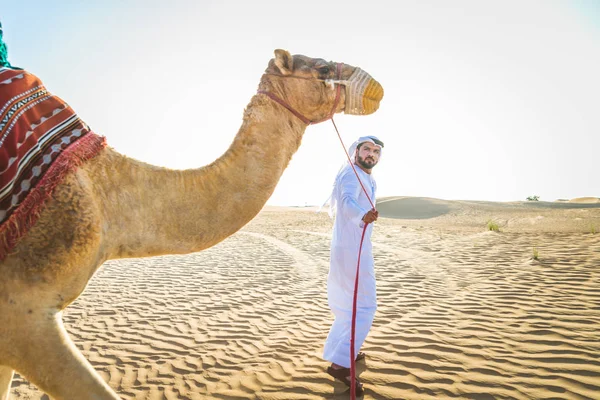 Stilig Mellanöstern Man Med Kandura Och Gatra Som Rider Kamel — Stockfoto