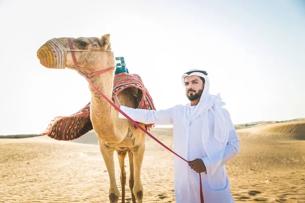 Knappe Man Van Het Midden Oosten Met Kandura Gatra Rijden — Stockfoto