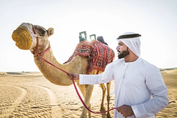 Knappe Man Van Het Midden Oosten Met Kandura Gatra Rijden — Stockfoto