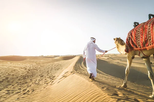 Knappe Man Van Het Midden Oosten Met Kandura Gatra Rijden — Stockfoto