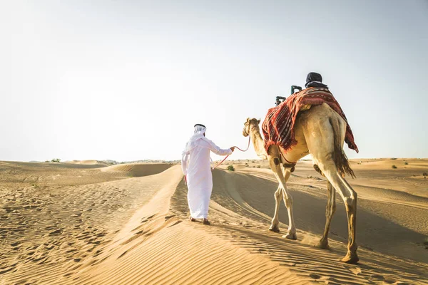 Bonito Homem Oriente Médio Com Kandura Gatra Montando Camelo Deserto — Fotografia de Stock