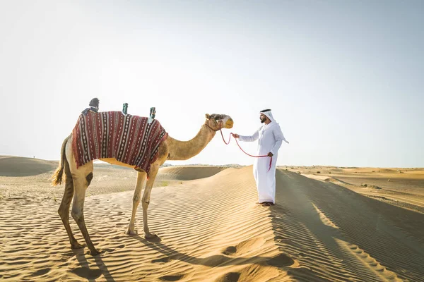 Knappe Man Van Het Midden Oosten Met Kandura Gatra Rijden — Stockfoto