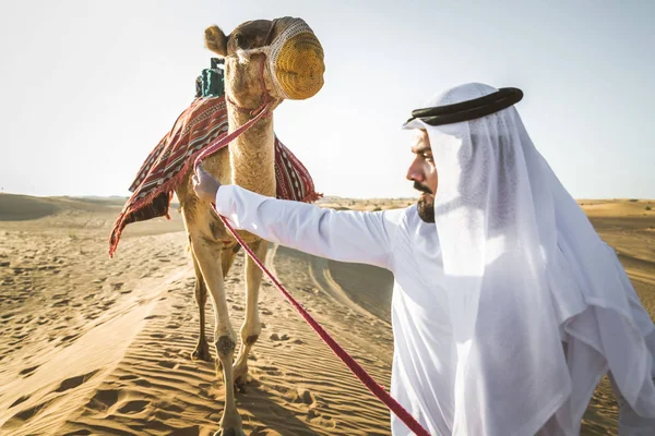 Bonito Homem Oriente Médio Com Kandura Gatra Montando Camelo Deserto — Fotografia de Stock