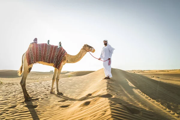 Bonito Homem Oriente Médio Com Kandura Gatra Montando Camelo Deserto — Fotografia de Stock