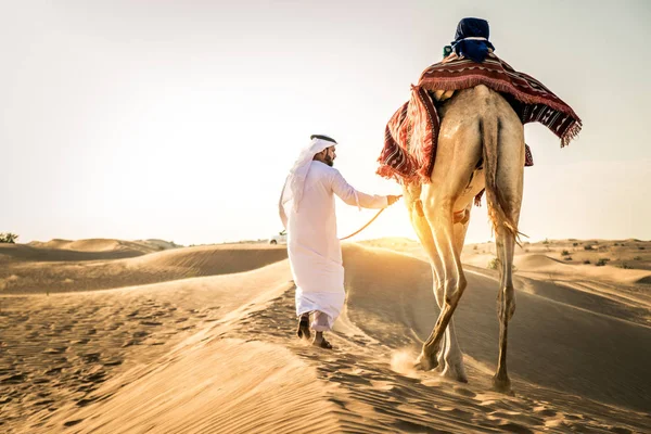 Bonito Homem Oriente Médio Com Kandura Gatra Montando Camelo Deserto — Fotografia de Stock