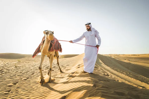 Bonito Homem Oriente Médio Com Kandura Gatra Montando Camelo Deserto — Fotografia de Stock