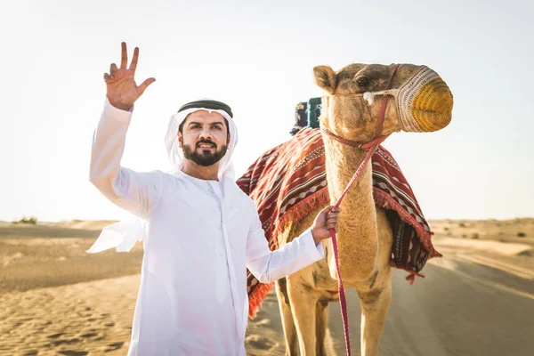 Bell Uomo Mediorientale Con Kandura Gatra Che Cavalca Cammello Nel — Foto Stock