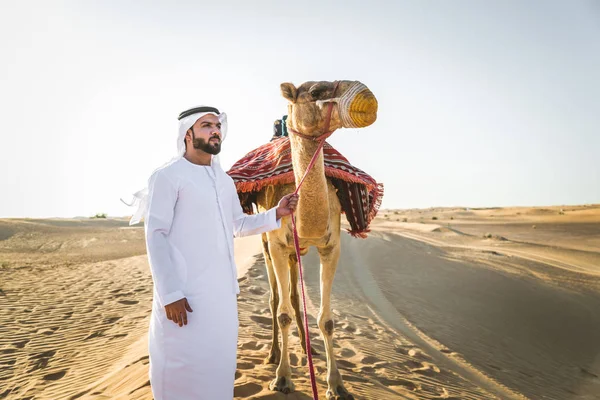 Knappe Man Van Het Midden Oosten Met Kandura Gatra Rijden — Stockfoto