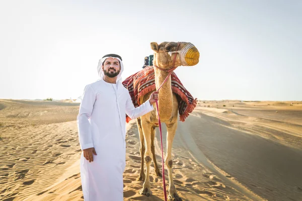 Stilig Mellanöstern Man Med Kandura Och Gatra Som Rider Kamel — Stockfoto