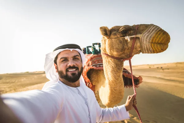 Bonito Homem Oriente Médio Com Kandura Gatra Montando Camelo Deserto — Fotografia de Stock