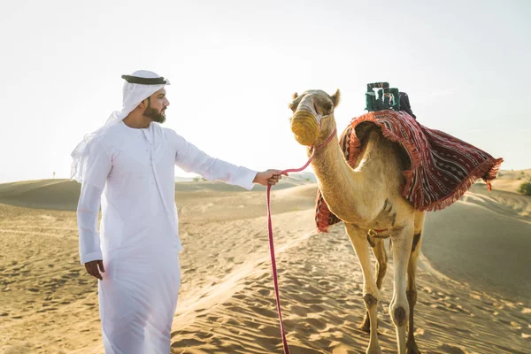 Bonito Homem Oriente Médio Com Kandura Gatra Montando Camelo Deserto — Fotografia de Stock