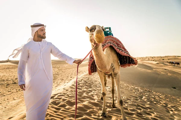 Przystojny Mężczyzna Bliskiego Wschodu Kandura Gatra Jazda Wielbłądzie Pustyni — Zdjęcie stockowe