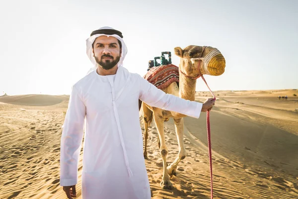 Schöner Mann Aus Dem Mittleren Osten Mit Kandura Und Gatra — Stockfoto