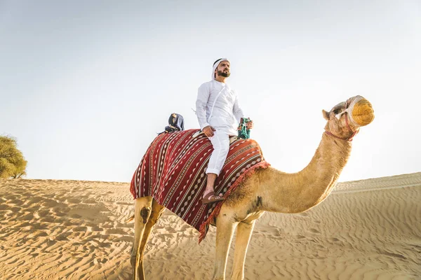 Bell Uomo Mediorientale Con Kandura Gatra Che Cavalca Cammello Nel — Foto Stock