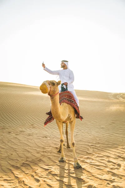 Bonito Homem Oriente Médio Com Kandura Gatra Montando Camelo Deserto — Fotografia de Stock