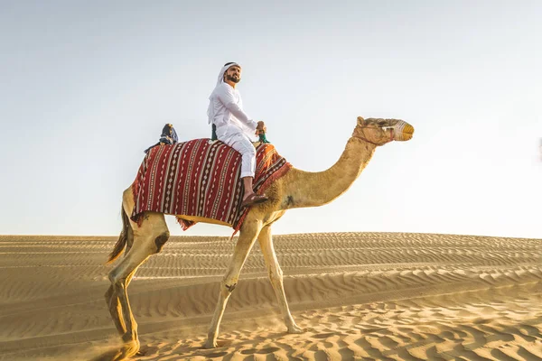 Przystojny Mężczyzna Bliskiego Wschodu Kandura Gatra Jazda Wielbłądzie Pustyni — Zdjęcie stockowe