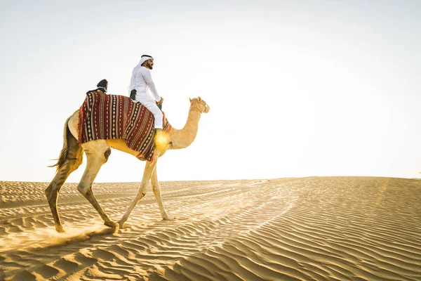 Bonito Homem Oriente Médio Com Kandura Gatra Montando Camelo Deserto — Fotografia de Stock