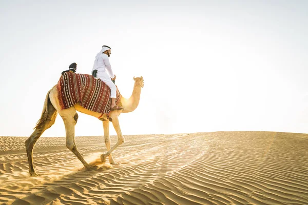 Knappe Man Van Het Midden Oosten Met Kandura Gatra Rijden — Stockfoto
