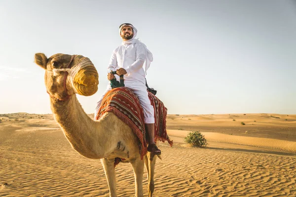 Bonito Homem Oriente Médio Com Kandura Gatra Montando Camelo Deserto — Fotografia de Stock