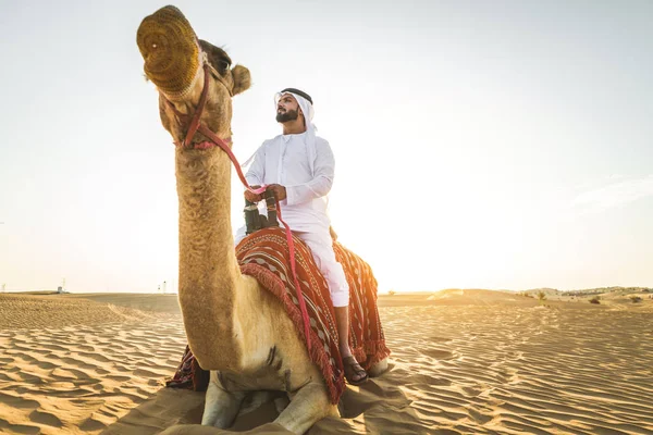 Stilig Mellanöstern Man Med Kandura Och Gatra Som Rider Kamel — Stockfoto